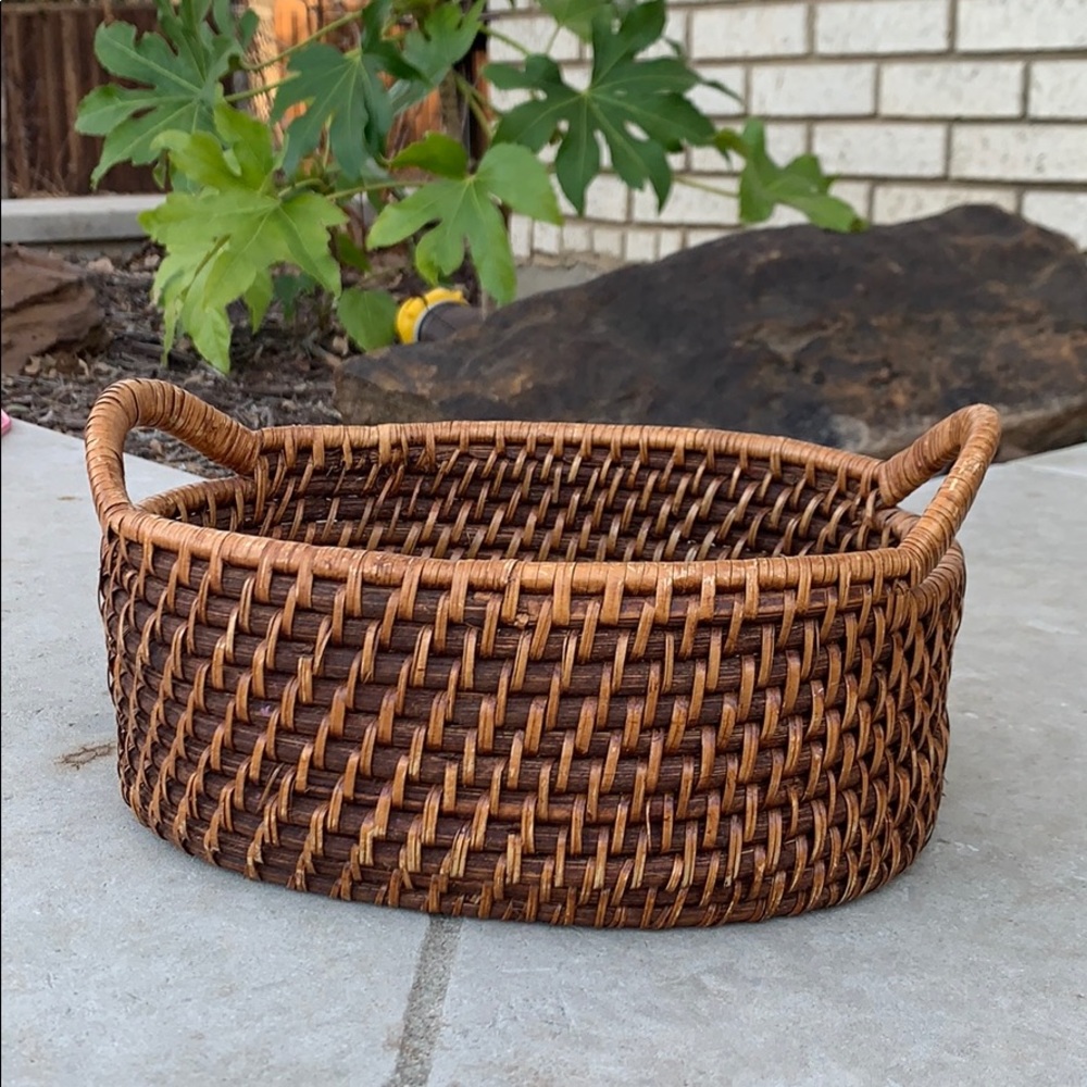 Netted basket: fruit basket: brown